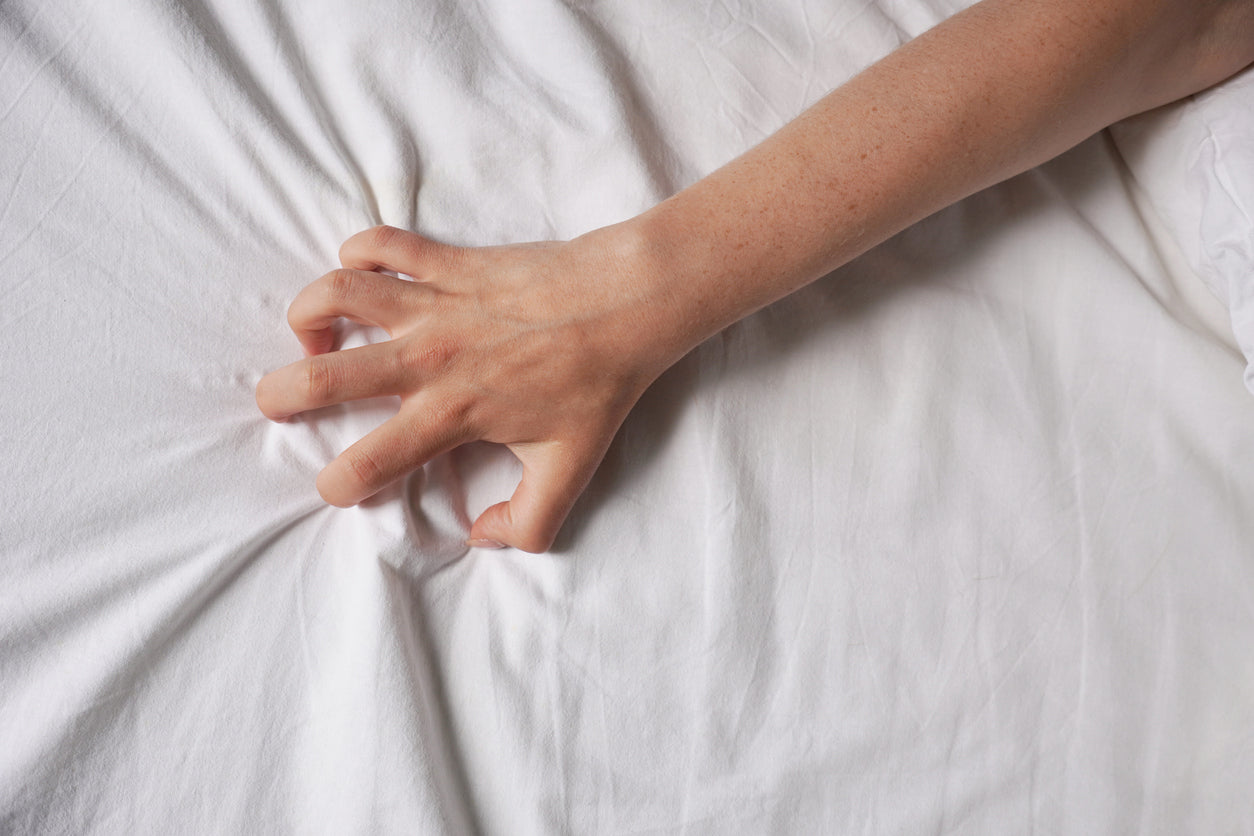 hand greift bettlaken