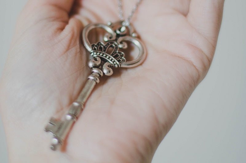 schluessel in einer hand